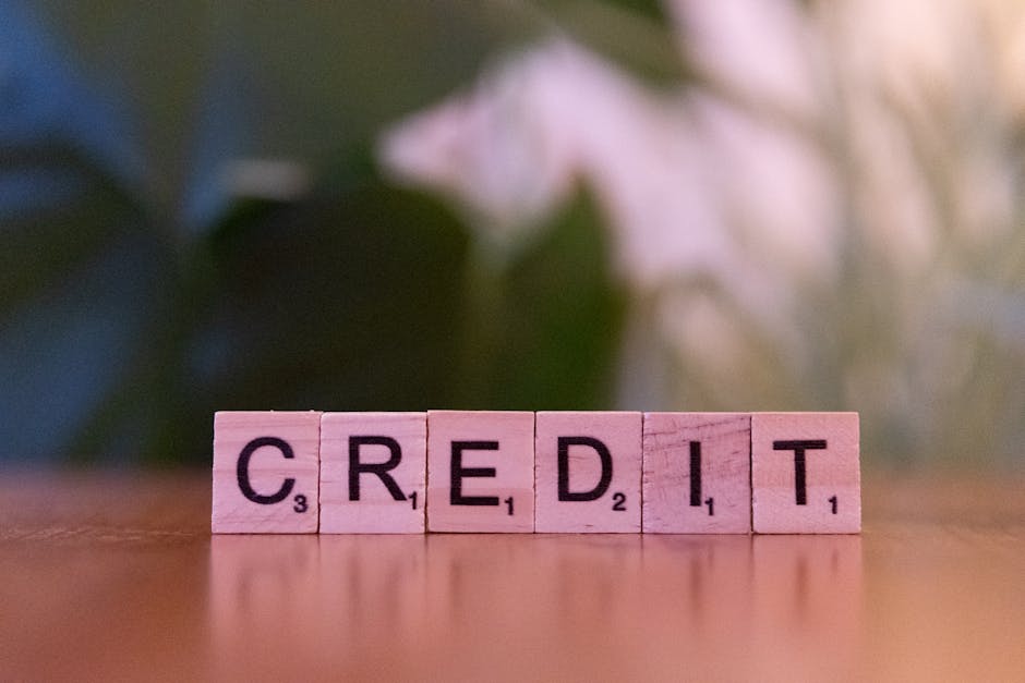 Parole CREDIT scritte con cubetti di legno, focus sul Grace Score e l'importanza nel settore finanziario per la valutazione del credito.