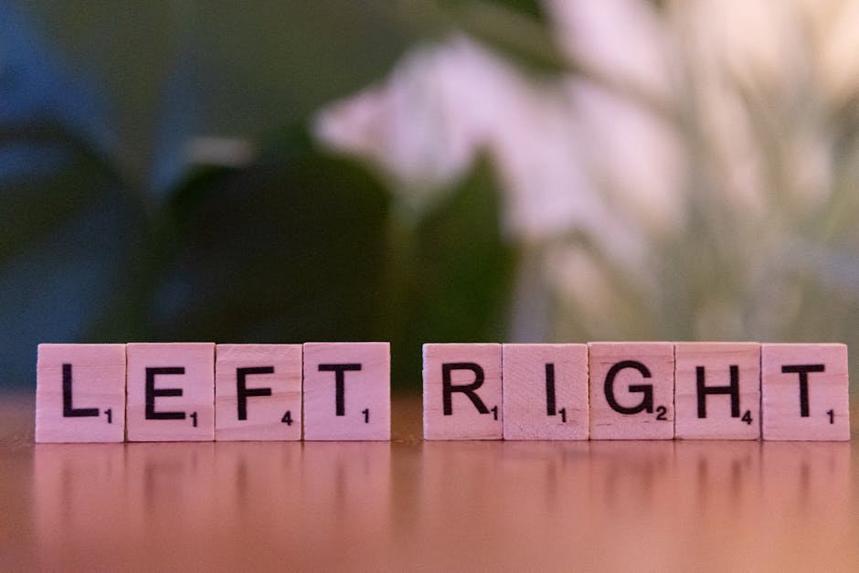 Scelta universitaria: blocchi di legno con le parole LEFT e RIGHT, metafora per trovare la direzione giusta nel percorso di studi.