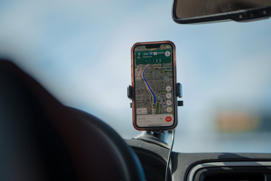 Navigatore GPS su smartphone in auto, utile per orientarsi con le liste regionali e le supplenze nel 2026. Guida pratica e aggiornamenti.
