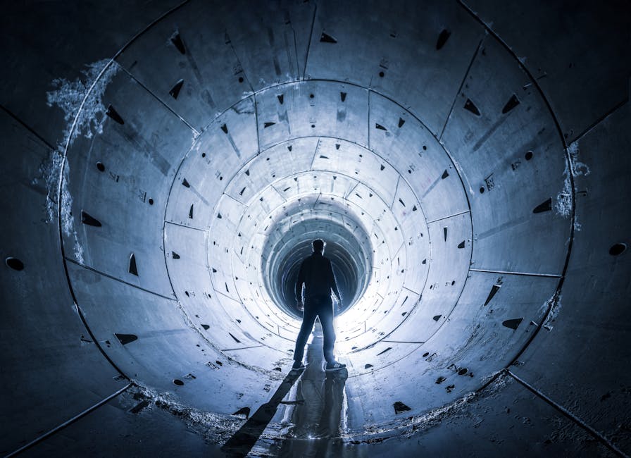 Uomo solo in tunnel di cemento: metafora del conflitto interiore e della ricerca di sé in Turnus Unico.