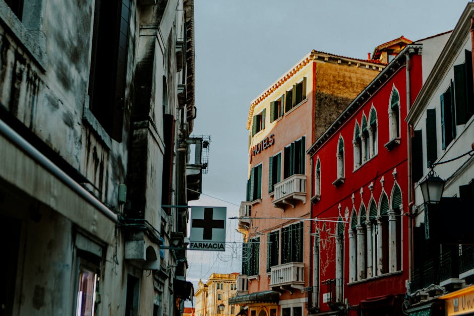 Architettura veneziana con farmacia, riflesso della fragilità emotiva e dipendenza tecnologica giovanile, come nel caso della ventenne dipendente da IA.