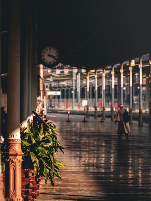 Stazione ferroviaria con orologio e persona in lontananza, metafora per i tempi del GPS 2026 e le differenze tra INDIRE e TFA classico.