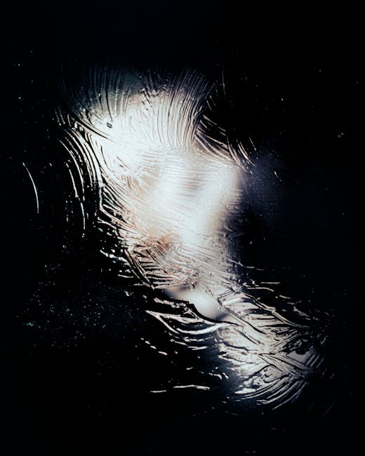 Immagine astratta che evoca la profondità della poesia, riflessioni uniche come il 24 Maggio, texture luminose su sfondo scuro