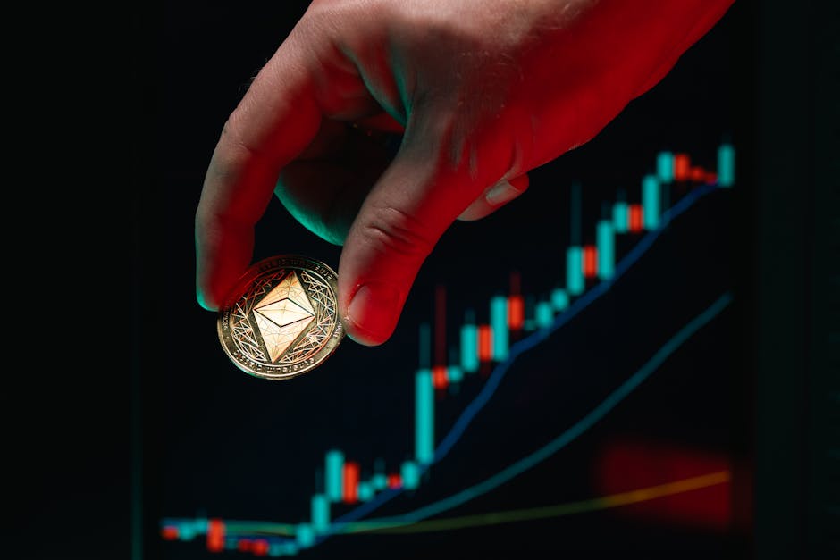 Mano che tiene una moneta Ethereum davanti a un grafico finanziario, strumenti virtuali per il lavoro quotidiano