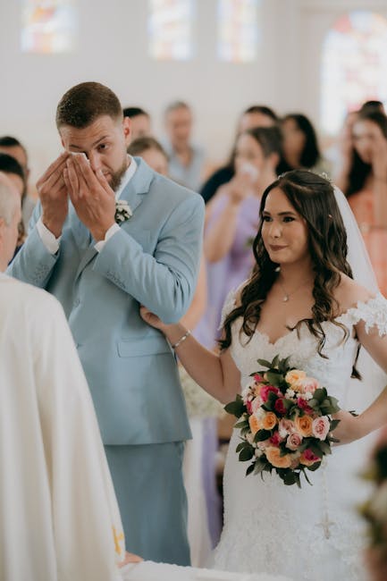 Sposo commosso durante la cerimonia nuziale, accanto alla sposa con bouquet, in chiesa. Emozione e gioia nel giorno del matrimonio.