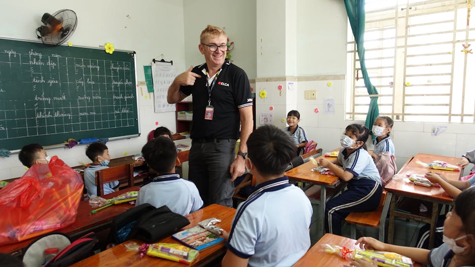 Valditara e il pluralismo scolastico: immagine di una classe con insegnante straniero e studenti, simbolo di apertura e inclusione