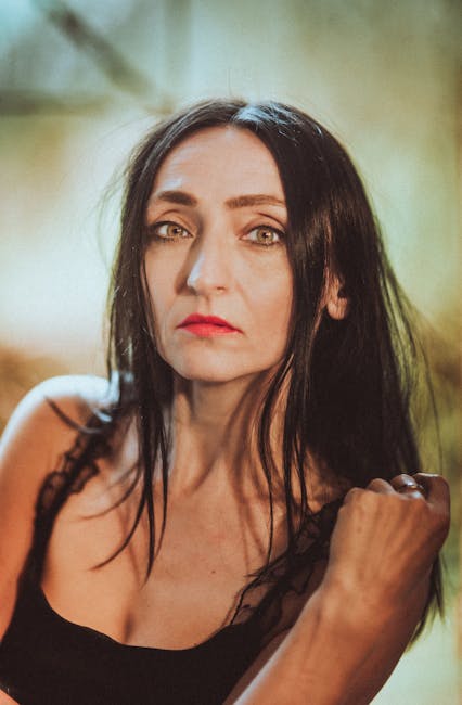 Ritratto di donna dai capelli neri che esprime intensità emotiva, possibile rappresentazione di Cos 2x nell'articolo.