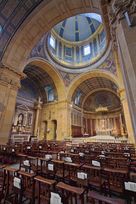 Interno di una chiesa irlandese con panche vuote e cupola decorata, simbolo della libertà religiosa e laicità nelle scuole