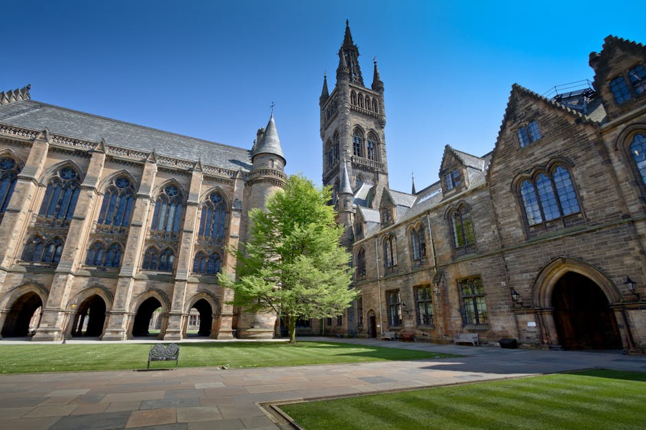 Università di Glasgow, architettura gotica e torre imponente. Un esempio di eccellenza accademica paragonabile agli atenei di Roma.