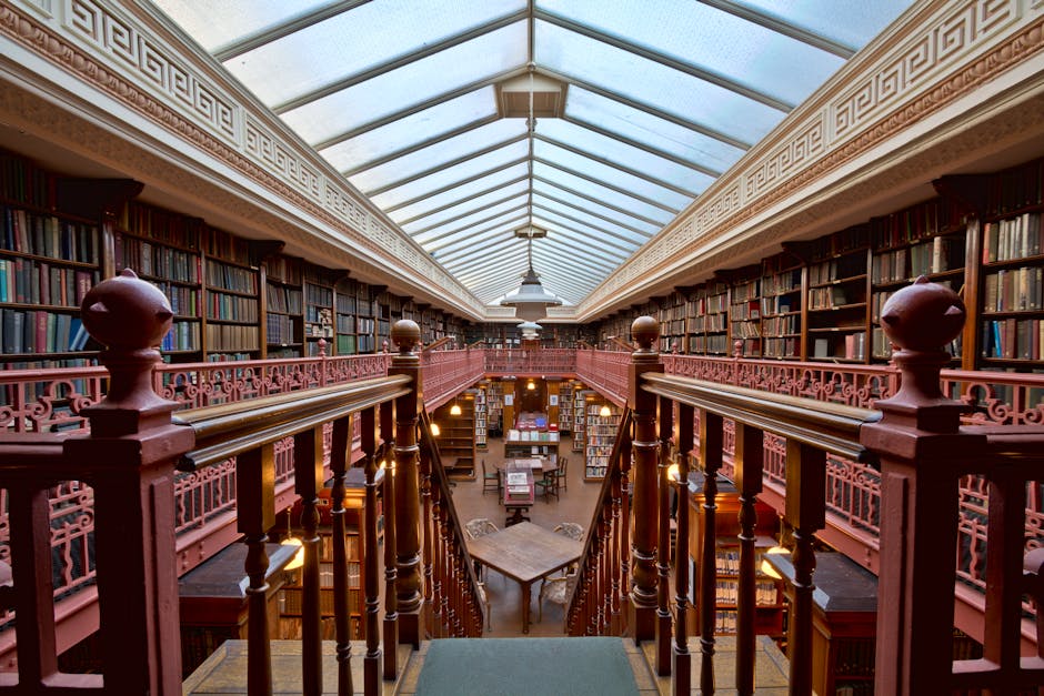 Interno di una biblioteca antica con scaffali pieni di libri, scale in legno e lucernario, metafora dell'apprendimento tradizionale.