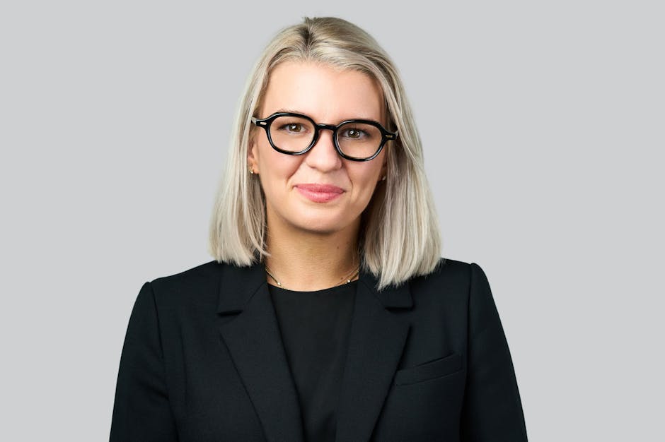 Ritratto di professionista in giacca nera, esempio di funzione strumentale e team di staff in azienda moderna