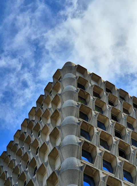 Architettura futuristica in cemento che simboleggia l'innovazione tecnologica nell'Accademia Militare e la sua visione sostenibile.