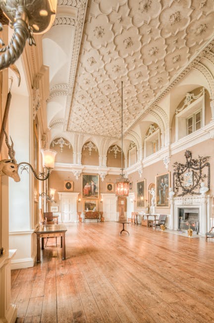 Interno di un castello storico con soffitto decorato, lampadario e dipinti, evocando l'eleganza del lancio della moneta in contesti nobiliari.