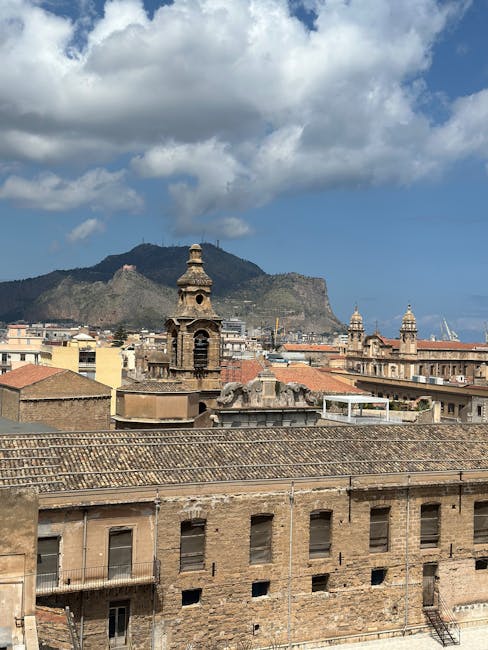 Panoramica di Palermo con edifici storici e Monte Pellegrino sullo sfondo, simbolo della città che celebra la legalità.