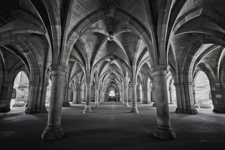 Volte a crociera simmetriche: esempio visivo dell'asse di simmetria in architettura, paragonabile ai triangoli isosceli ed equilateri.