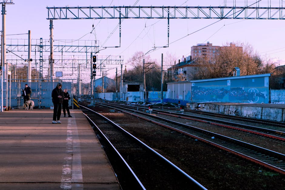 Giovani in attesa alla stazione ferroviaria: riflessioni sullo stress e le sfide generazionali come discusso da Crepet nell'articolo.