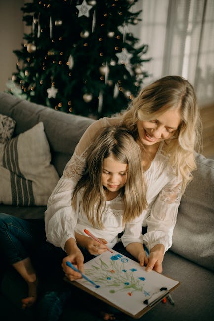 Madre e figlia disegnano insieme vicino all'albero di Natale, creando ricordi durante le feste e cantando canzoni natalizie.