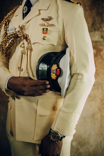 Ufficiale in uniforme bianca con cappello, simbolo di impegno civile e opportunità di riserva nel servizio civile universale.