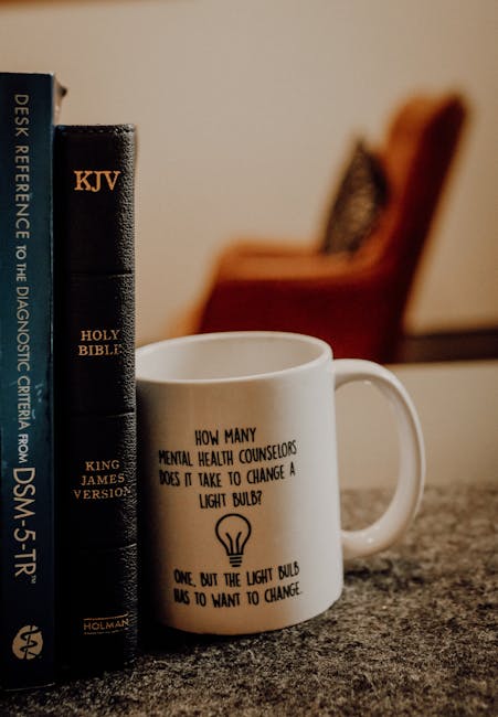 DSM 5 e DSM 4: Tazza con battuta sui counselor e il cambio di lampadina, metafora delle sfide nella diagnosi e trattamento.