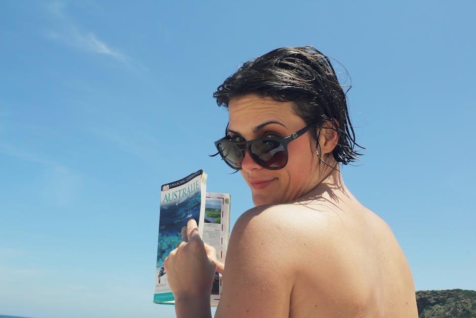 Donna con guida turistica Australia: idee per la Giornata Mondiale del Libro viaggiando con la fantasia e la lettura.