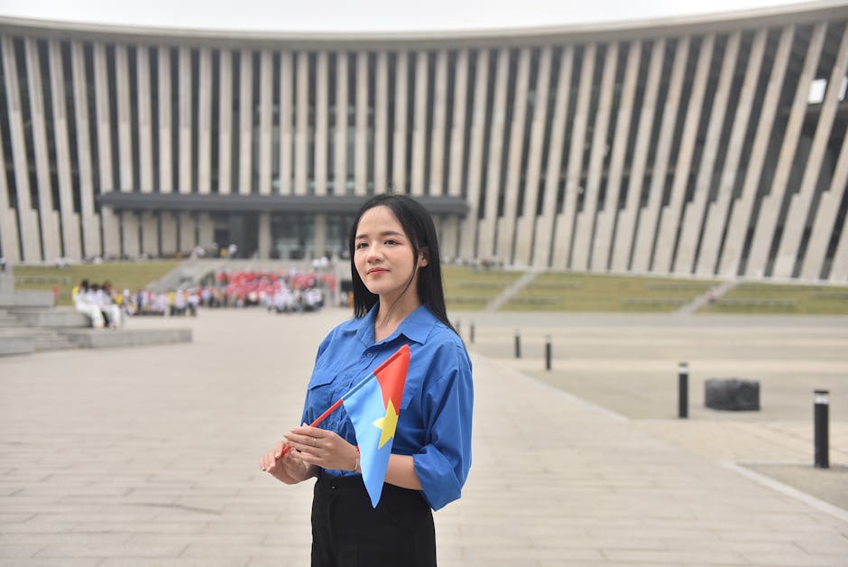 Giovane donna con bandiera vietnamita celebra l'alfabetizzazione e l'istruzione per un futuro migliore e una società più inclusiva.