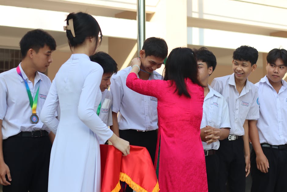 Premiazione studenti con medaglie: un'analogia con le promesse non mantenute del concorso docenti PNRR3 per gli idonei.