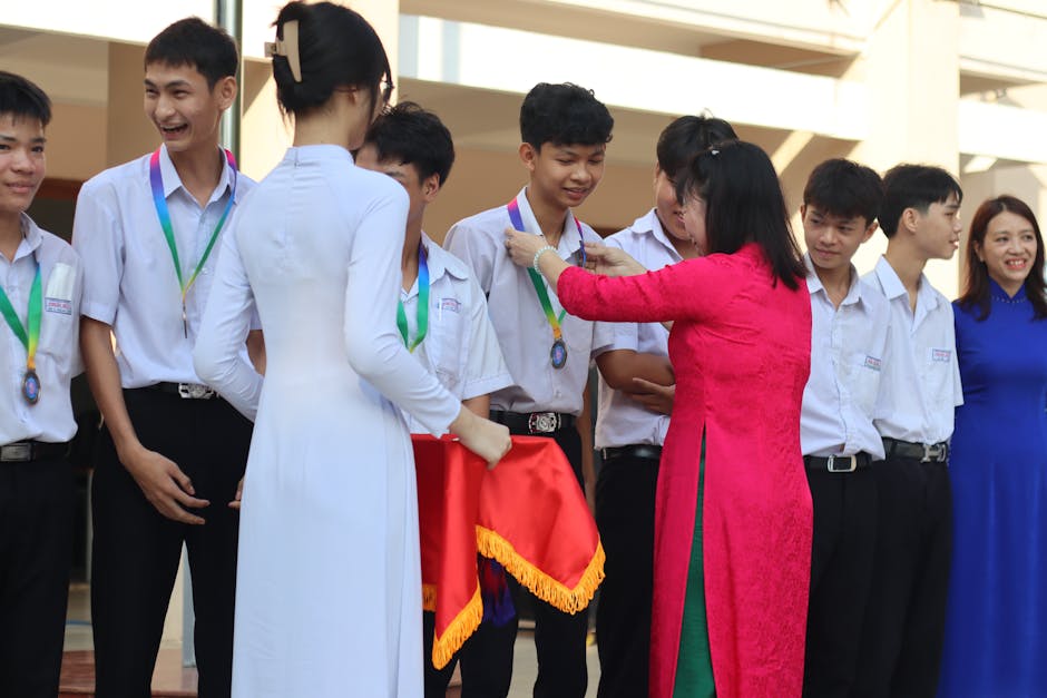 Docente unico premia studente con medaglia: esempio di ispirazione e formazione per un futuro di successo scolastico e personale.
