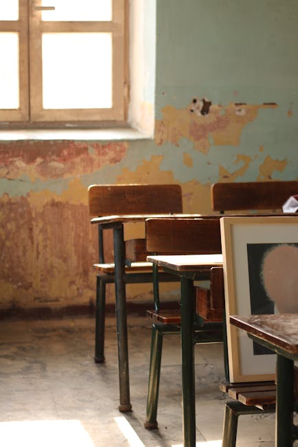 Aula scolastica abbandonata simbolo della dispersione scolastica e del rischio di infiltrazioni mafiose nel territorio italiano