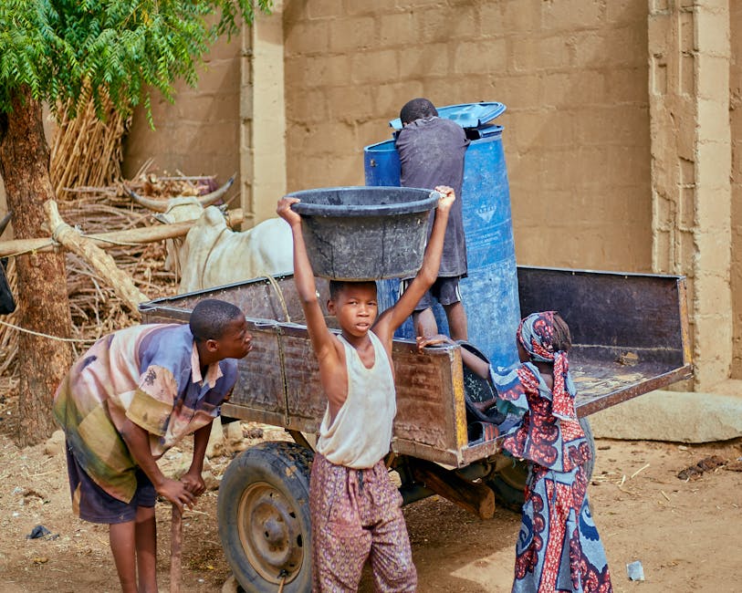 Bambini africani al lavoro: l'importanza del supporto educativo e dell'assistenza PEI per un futuro migliore e pari opportunità.