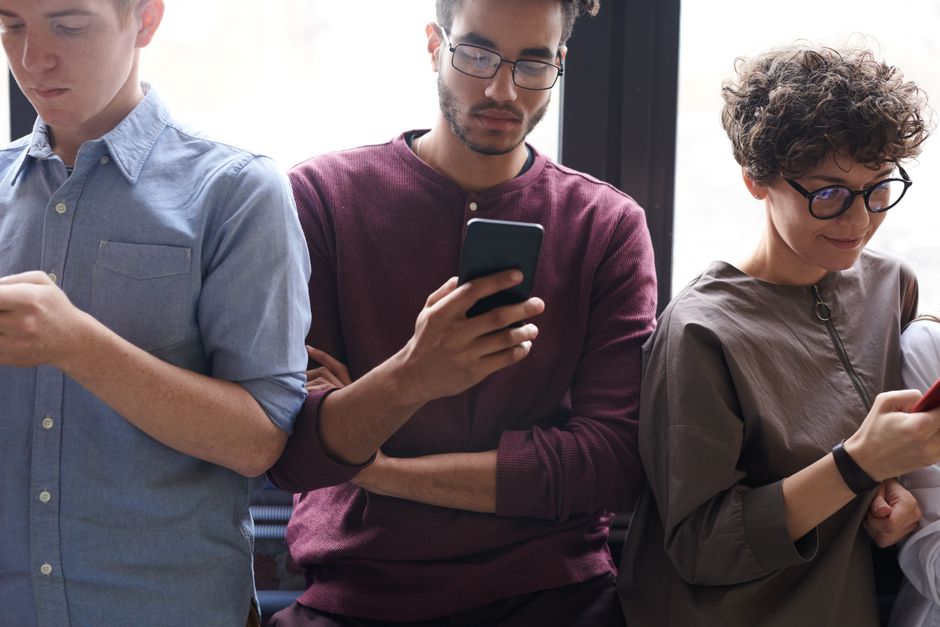 Lo smartphone come "lasciapassare": il paradosso del controllo a distanza e la crescita dei bambini