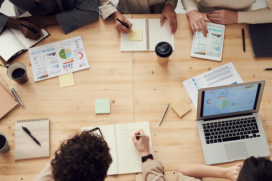 Team di professionisti che analizzano dati e prendono appunti durante una riunione, in riferimento al DSM-5 e alle sue innovazioni.