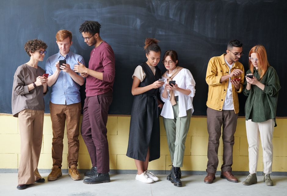 Giovani e smartphone: il divieto dei social come "cura d’urgenza" e la sfida della terapia educativa