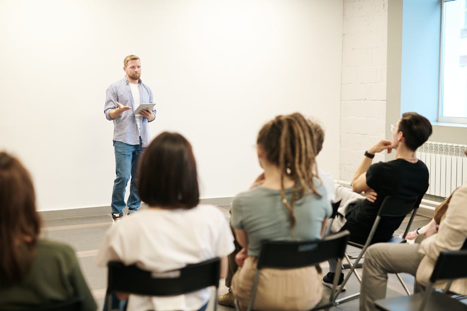 Insegnante madrelingua inglese che spiega in aula: un'opportunità unica per apprendere e migliorare la pronuncia e la comprensione.