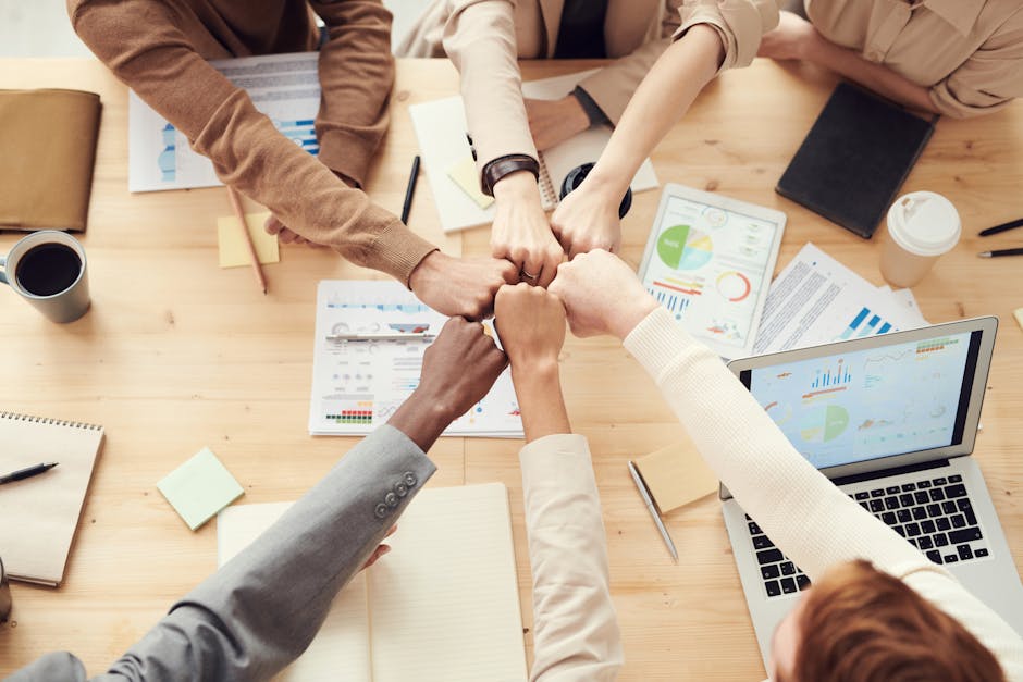 Team di docenti che collaborano alla gestione delle ore eccedenti a.s. 2025/2026, mostrando unità e impegno verso gli standard scolastici