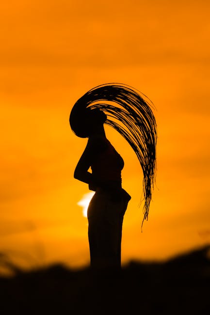 Silhouette di donna con capelli al vento al tramonto evocativa della forza e della visione di Ernesto Maria Ruffini