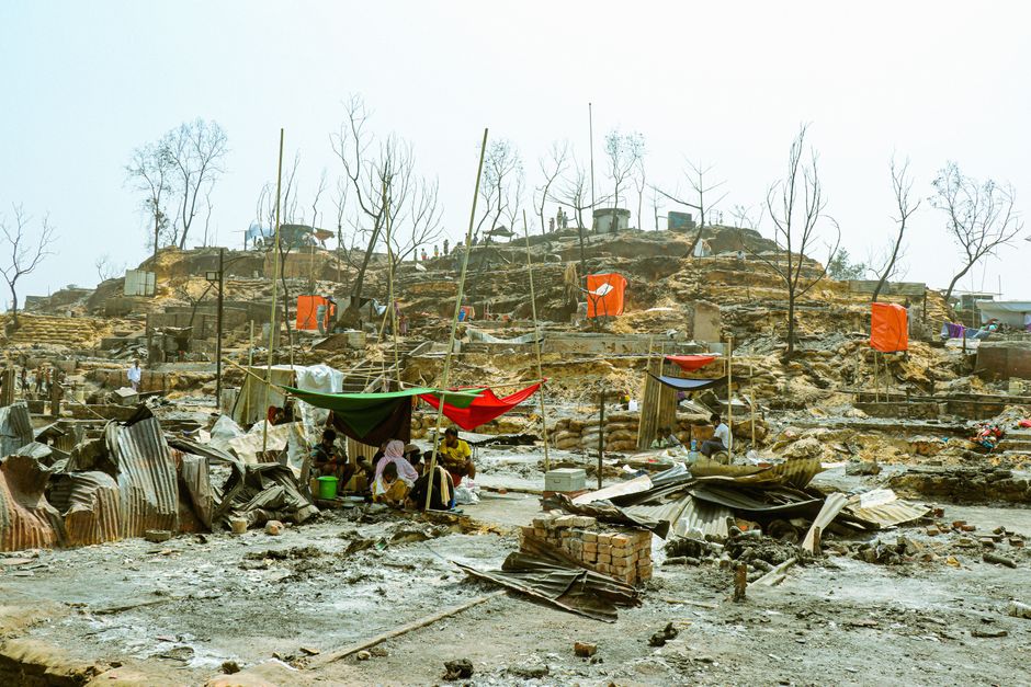 Tragedia nel campo profughi di Cox’s Bazar: la frana che ha travolto una scuola e ucciso sette bambine