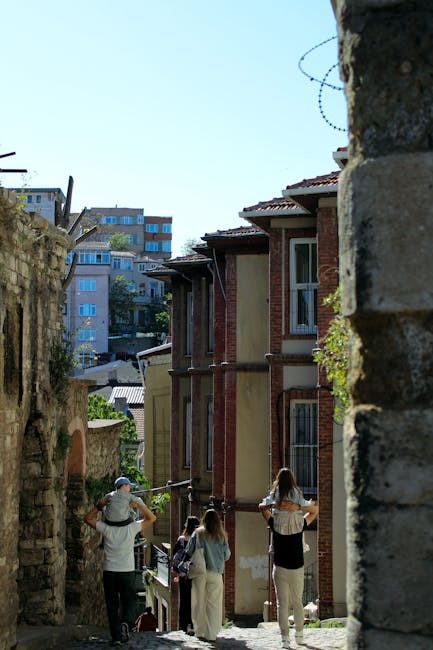 Famiglie che passeggiano in una via caratteristica, esempio di attività doposcuola all'aria aperta e socializzazione per bambini.