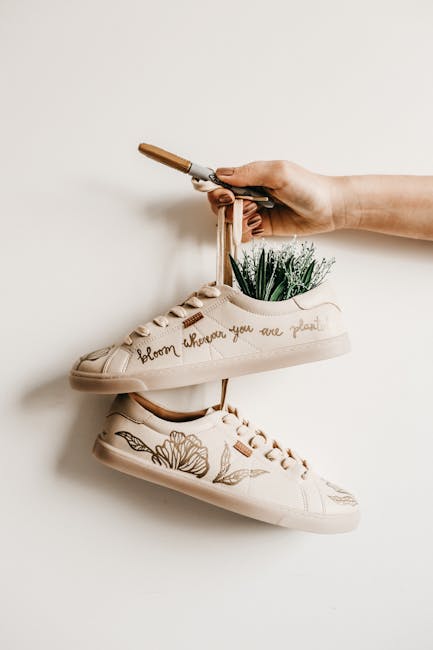 Scarpe da ginnastica personalizzate con fiori e scritta Bloom wherever you are plant, idea regalo originale e creativa per bambini