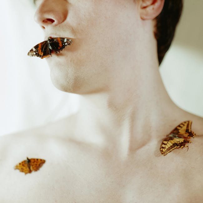 Uomo con farfalle: metafora della trasformazione e bellezza a Ravenna nel 1321, un anno di cambiamenti artistici e culturali unici.