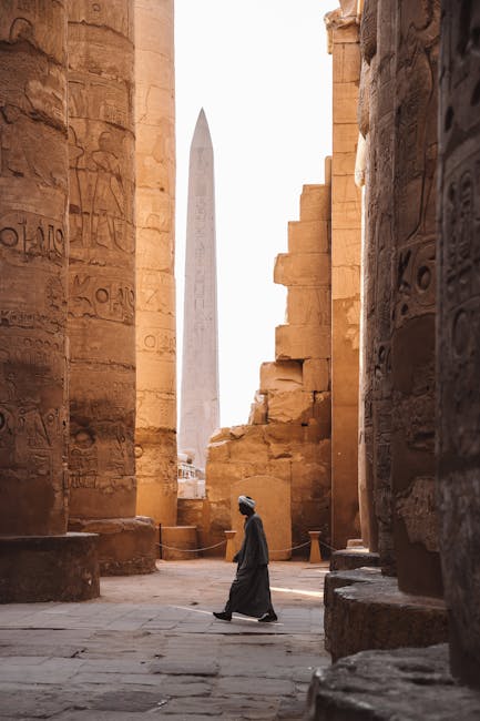 Obelisco egizio tra le colonne del tempio di Luxor, Egitto. Calendario e storia legati al tempo e al ciclo annuale bisestile.