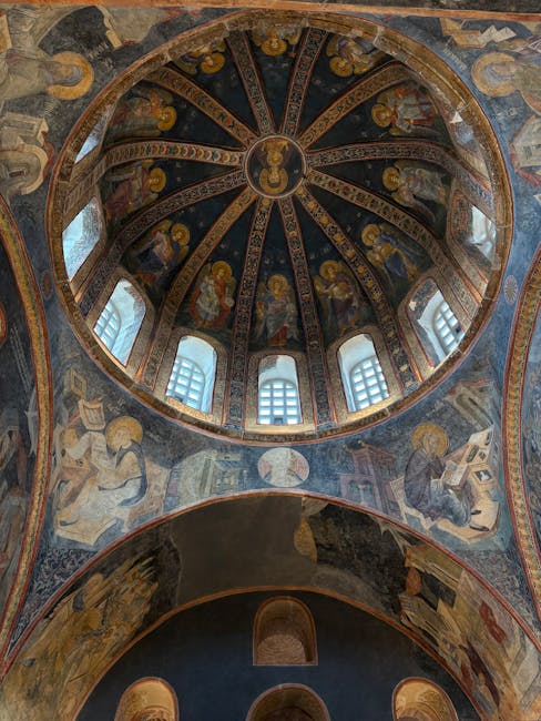 Interno di chiesa bizantina a Istanbul con affreschi, testimonianza della Quarta Crociata e del suo impatto sulla storia medievale.