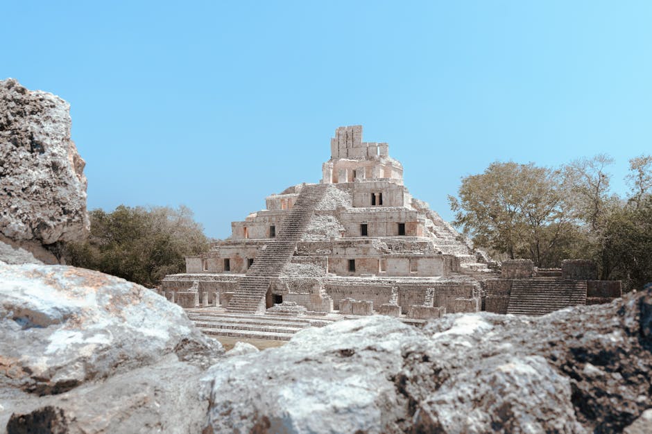 Calcolo area poligono regolare: piramide Maya di Edzná, esempio di poligono complesso e sua area, applicazione pratica dei calcoli geometrici.