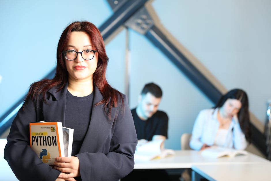 Studentessa con libro di Python: esempi di prove equipollenti di informatica per studenti con DSA e difficoltà di apprendimento.