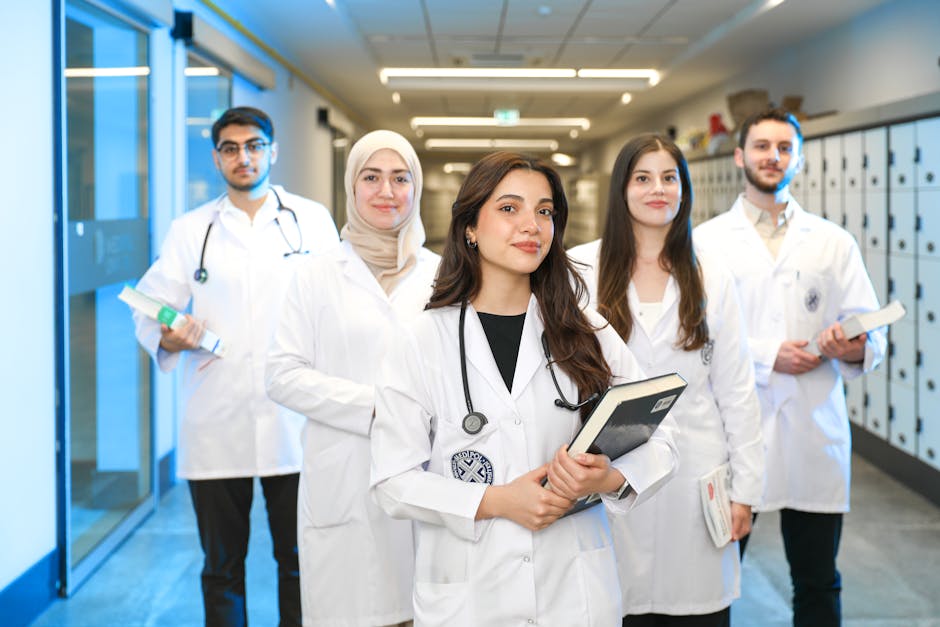 Studenti di medicina in camice bianco pronti per il semestre filtro, nuove opportunità formative e didattiche per il futuro medico.