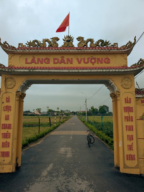 Antico portale d'ingresso a Scafati con decorazioni tradizionali e bandiera, simbolo del patrimonio culturale e culinario locale.