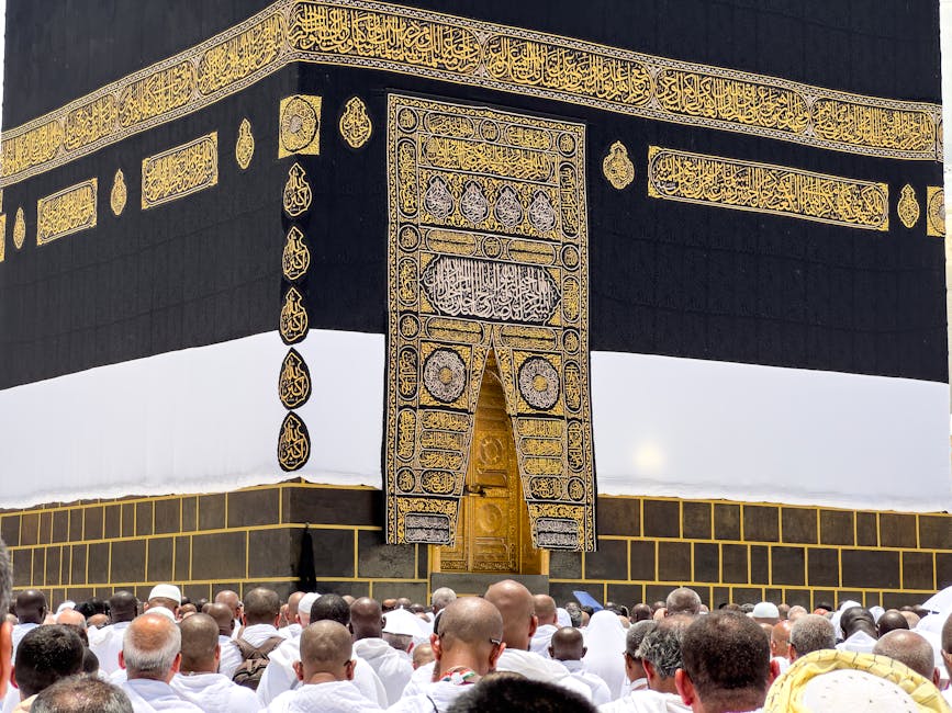 La Kaaba alla Mecca, luogo sacro dell'Islam, simbolo di fede e spiritualità, con fedeli in preghiera. Un'immagine di profonda devozione.