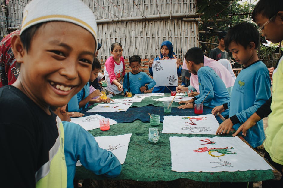 Bambini che dipingono in classe: un'attività creativa per ottimizzare l'apprendimento e favorire la gestione della classe.