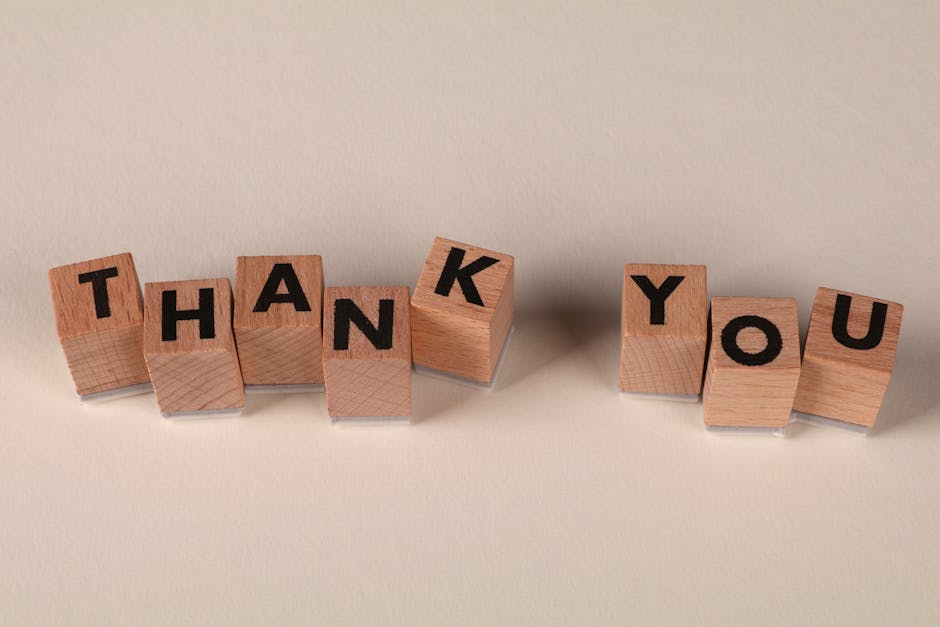 Blocchi di legno con la scritta Thank You: metafora del rispetto e dell'educazione dei figli contro bullismo e violenza familiare.