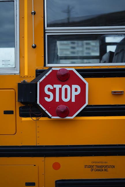 Sciopero 9 marzo 2026: scuolabus fermo con segnale STOP, simbolo di interruzione dei servizi scolastici durante la protesta nazionale.