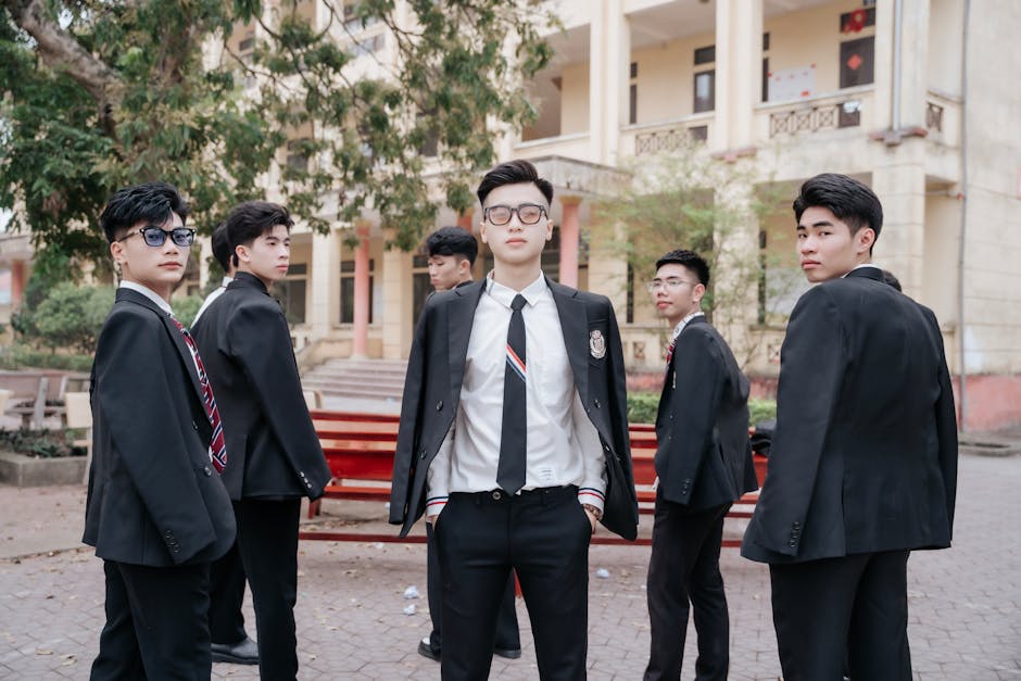 Gruppo di giovani professionisti in abiti formali, simbolo di networking e costruzione di legami per il successo professionale.